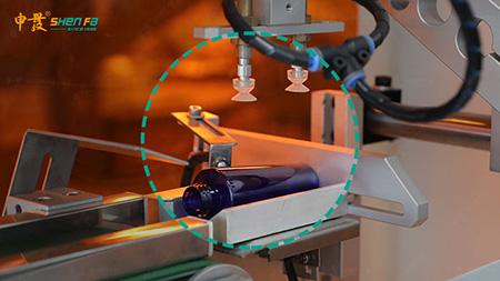 Uma máquina de impressão automática completa da tela de seda do servo da cor para garrafas ovais redondas de Squair